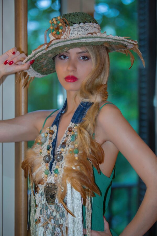 Sombrero Indie Hecho a Mano con Plumas Naturales - Imagen 2