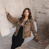 Chaqueta Ocre con Detalles Sofisticados - Imagen 2